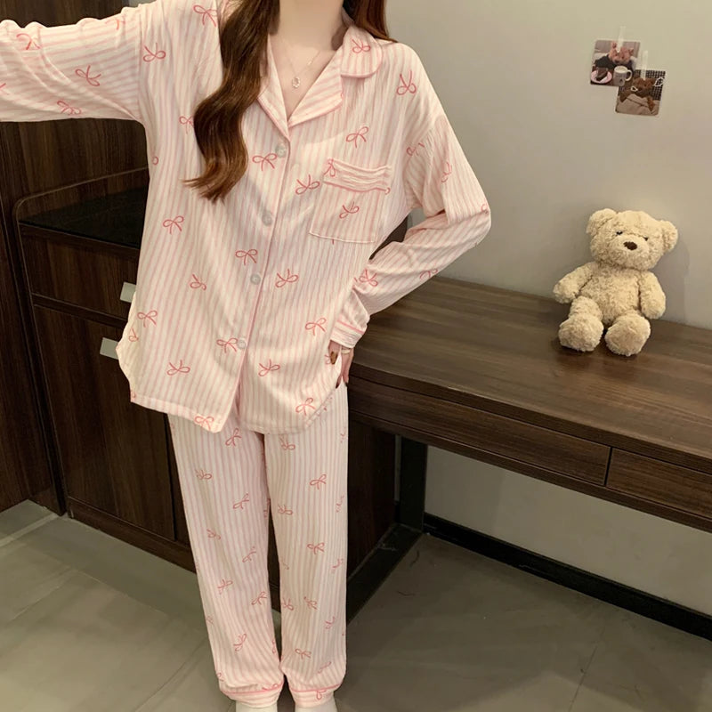 Pijama largo estampado con cuello de solapas