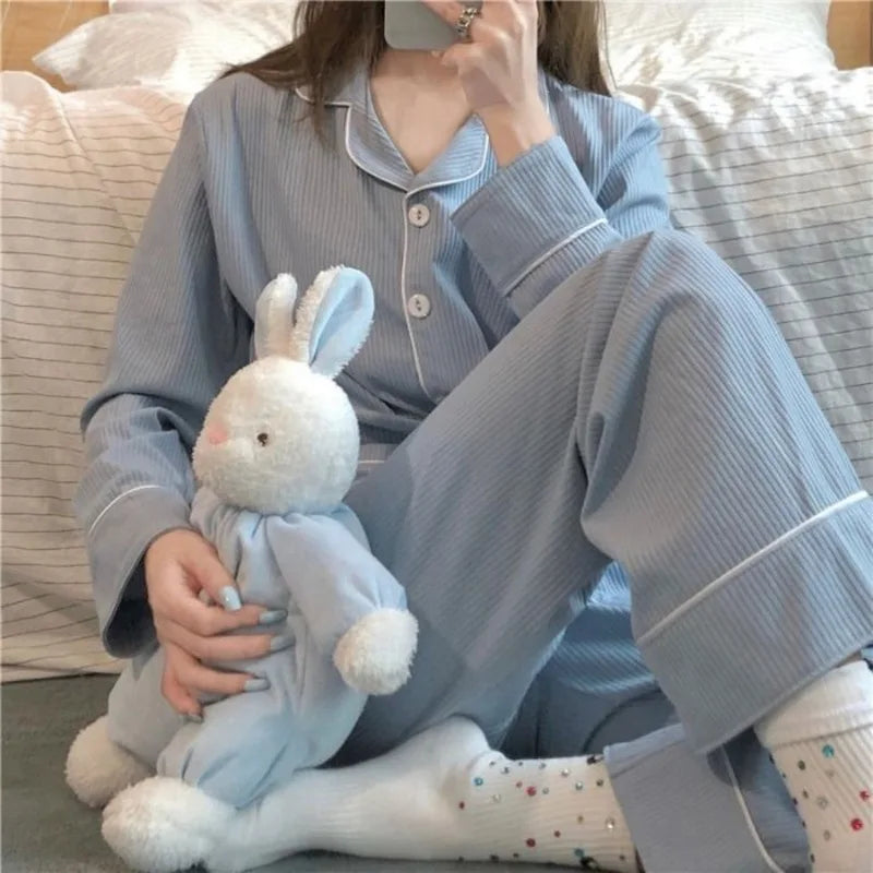 Pijama liso para mujer con solapas y pantalón al tobillo