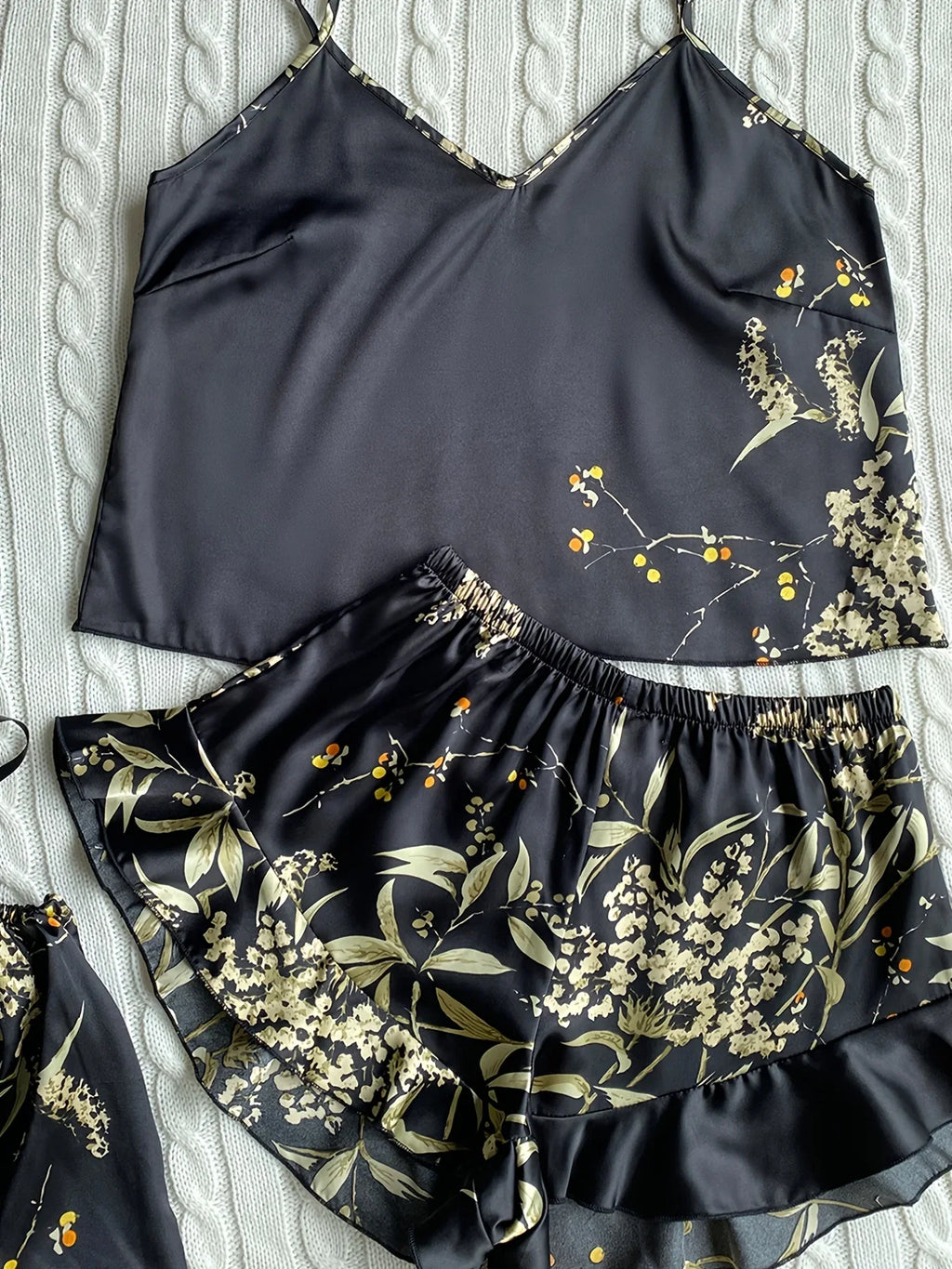 Pijama floral de breteles finos y short con volados