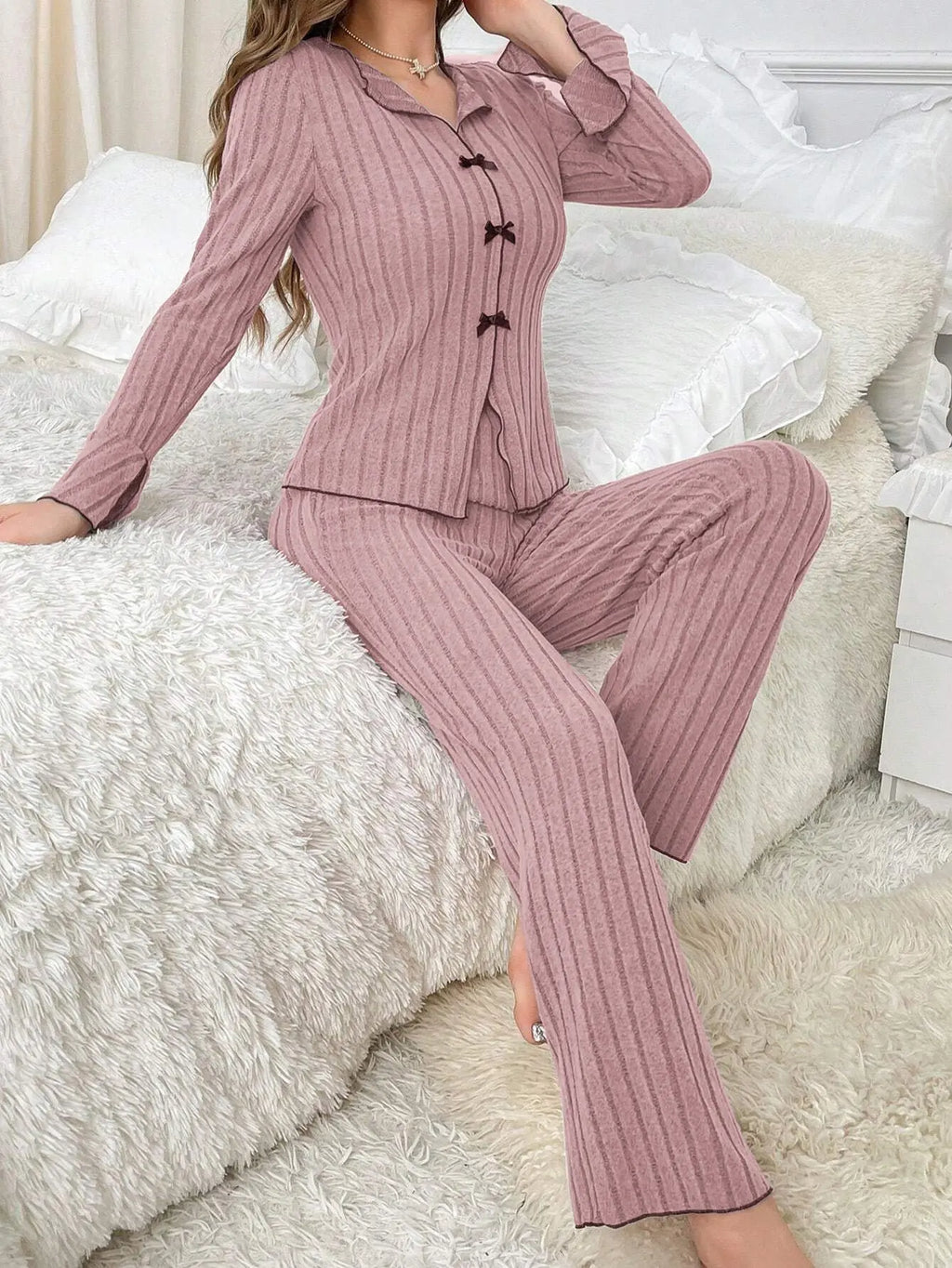 Pijama liso para mujer con detalle de moño y manga larga