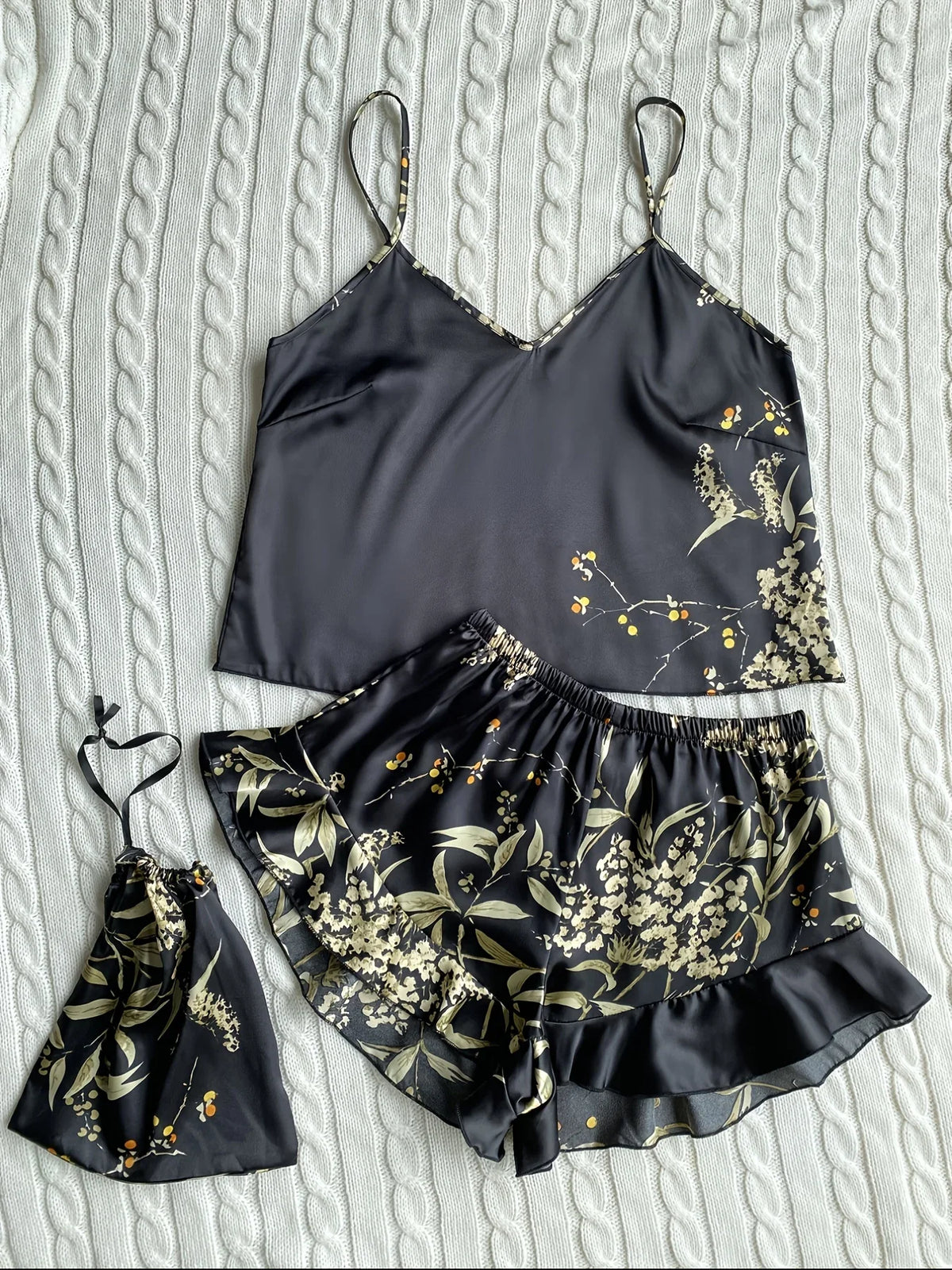 Pijama floral de breteles finos y short con volados