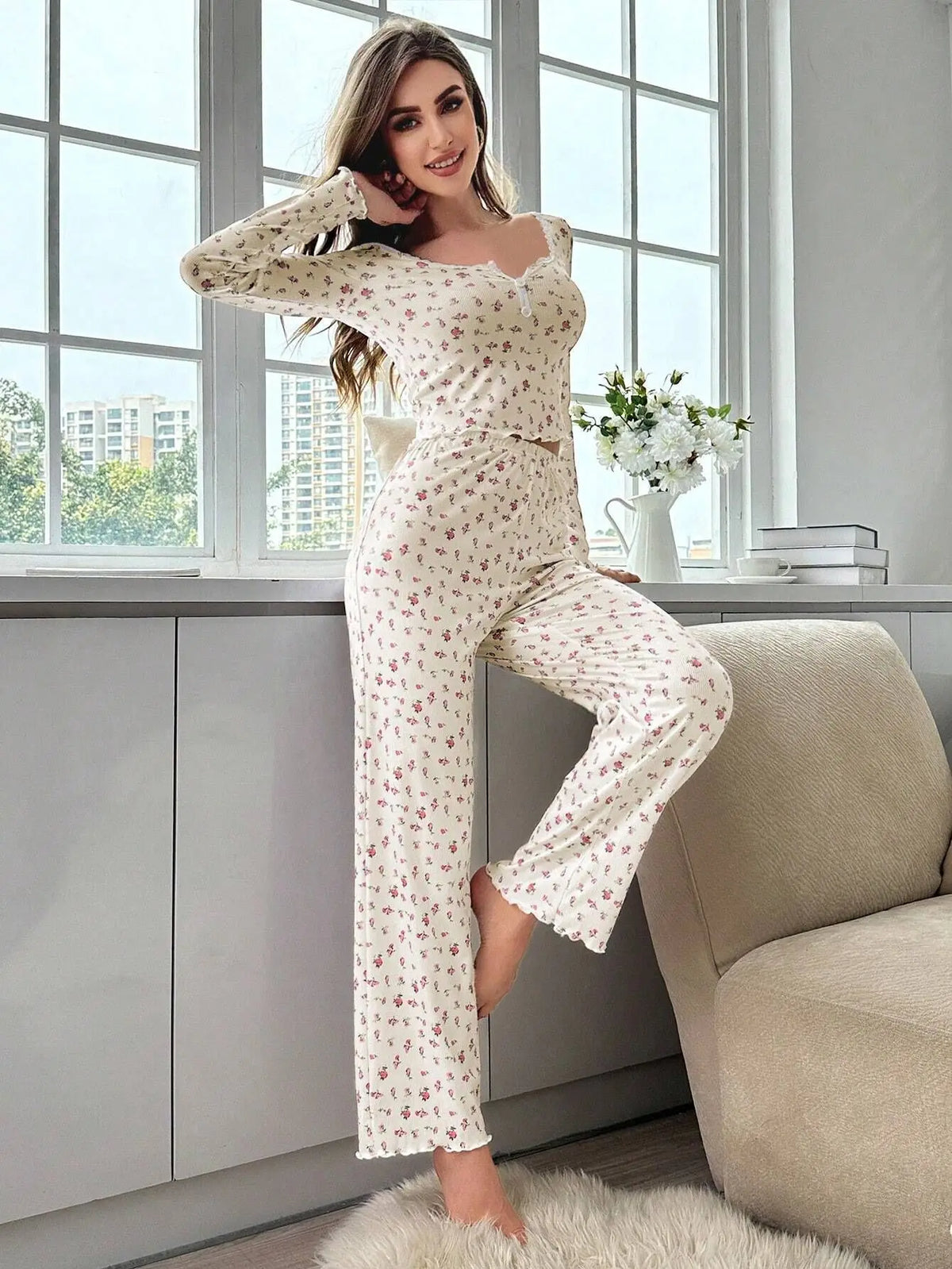 Pijama floral de manga larga con bordes ondulados