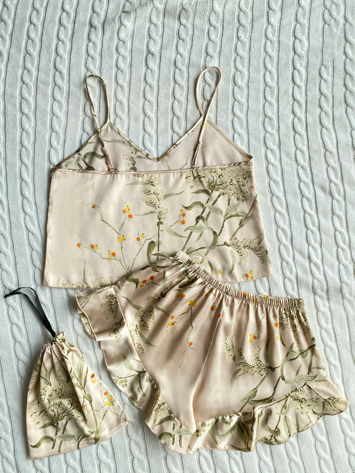 Pijama floral de breteles finos y short con volados