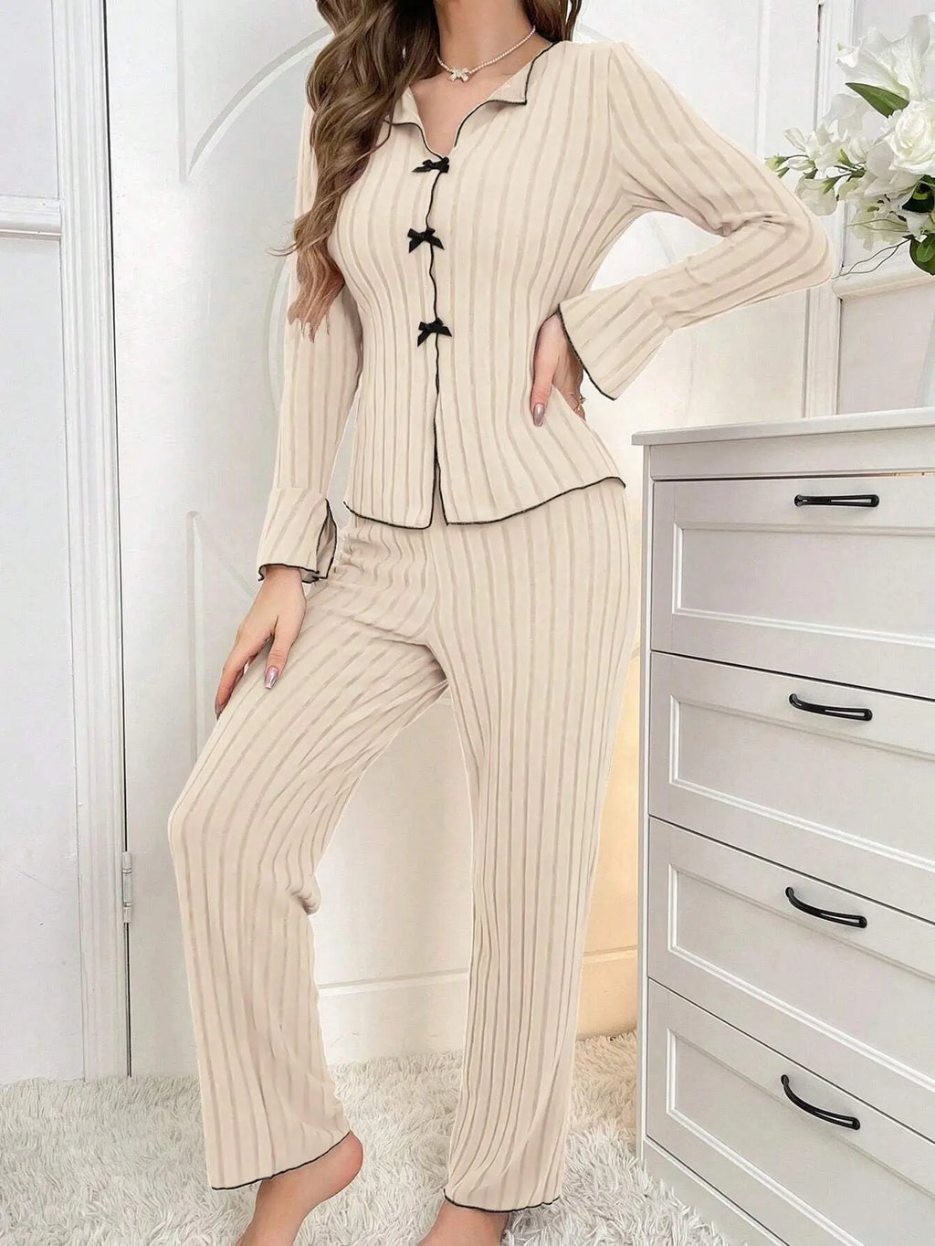 Pijama liso para mujer con detalle de moño y manga larga