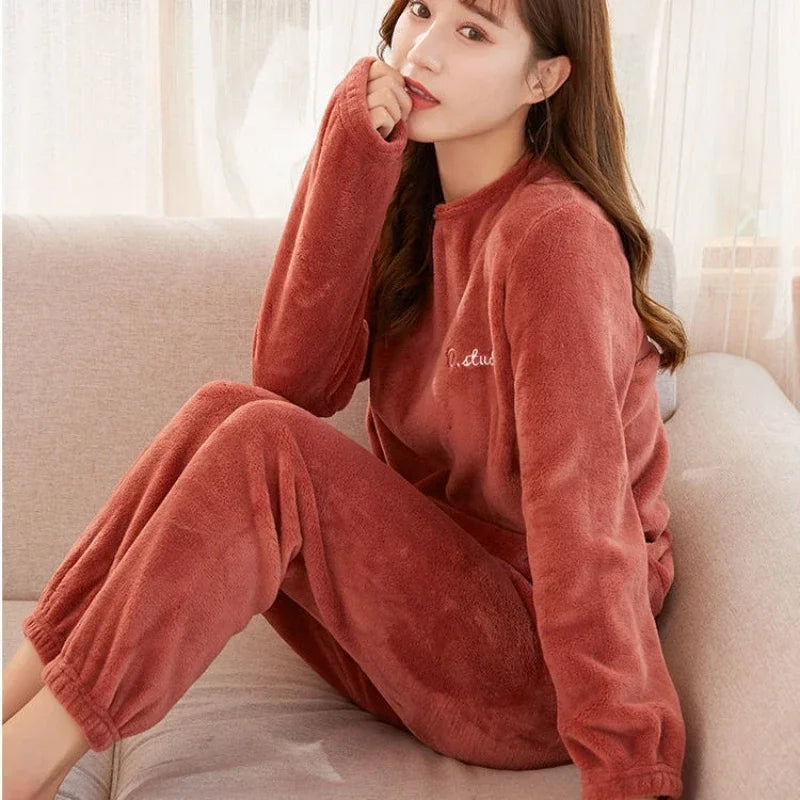 Pijama de polar para mujer con cuello redondo y letras
