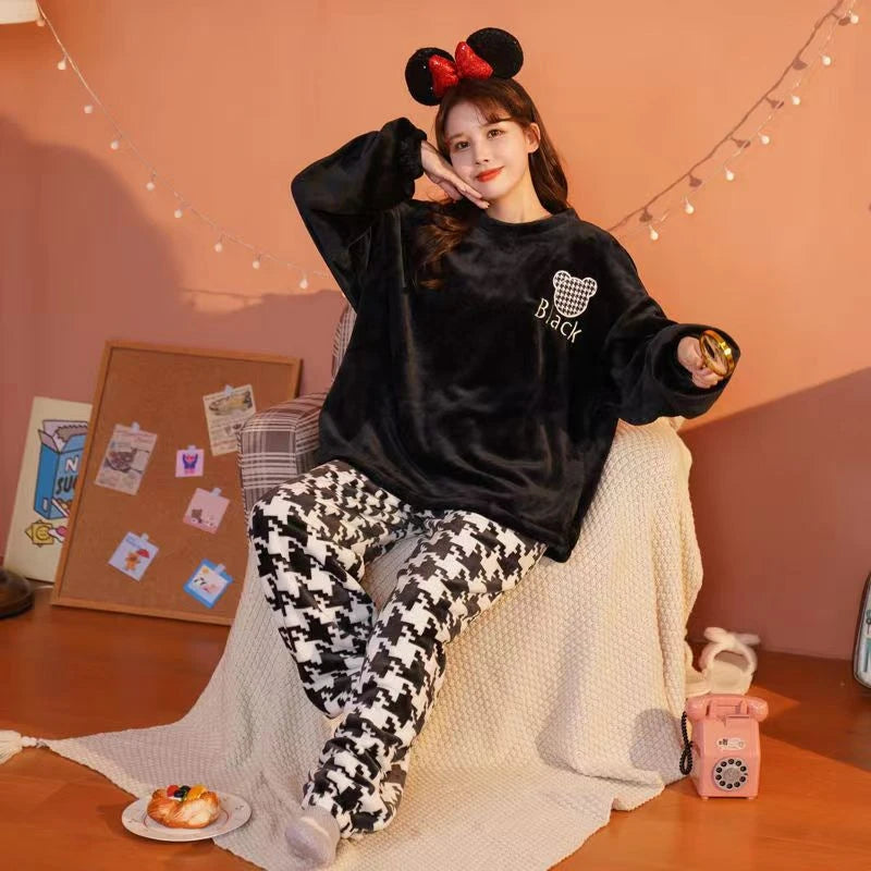 Pijama de polar para mujer con cuello redondo y variantes estampadas