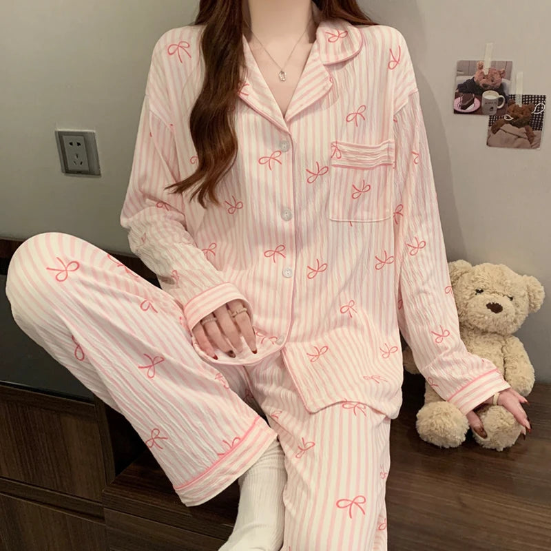 Pijama largo estampado con cuello de solapas