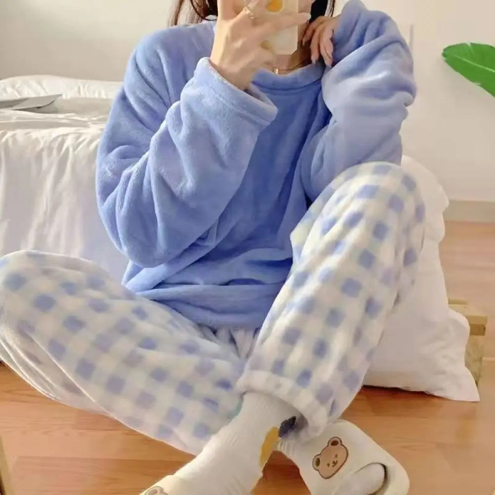 Pijama de polar para mujer con cuello redondo y variantes estampadas