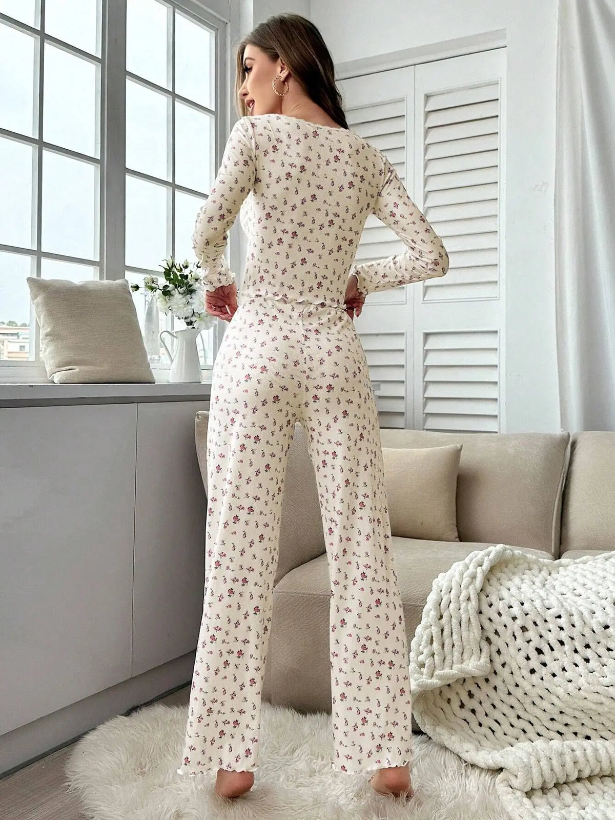 Pijama floral de manga larga con bordes ondulados