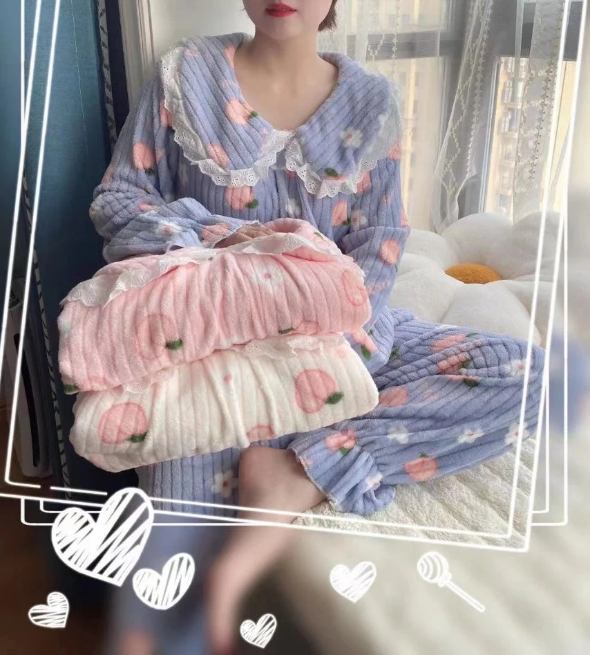 Pijama de polar coral con duraznos y cuello marinero