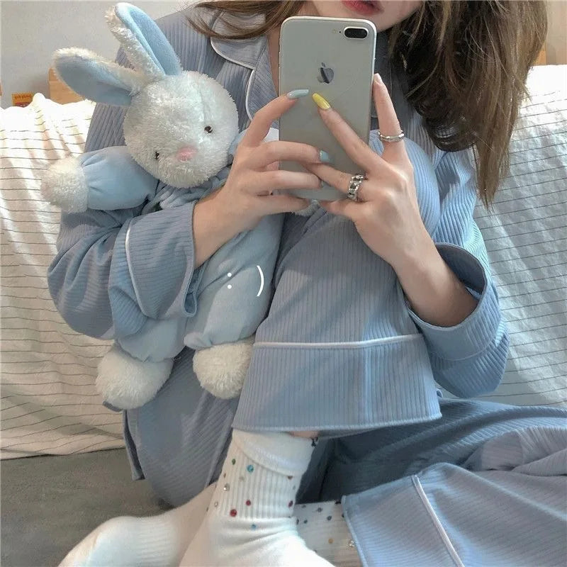 Pijama liso para mujer con solapas y pantalón al tobillo