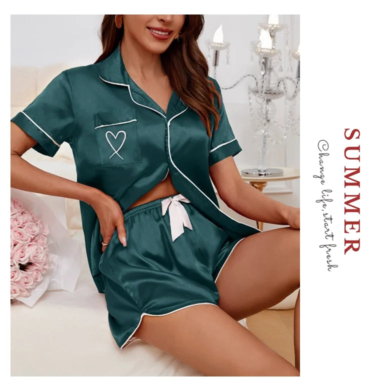 Pijama camisero corto con bolsillo y corazón bordado