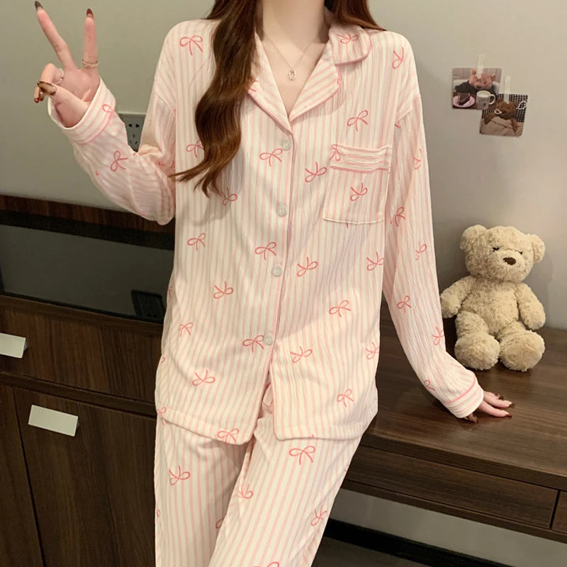 Pijama largo estampado con cuello de solapas