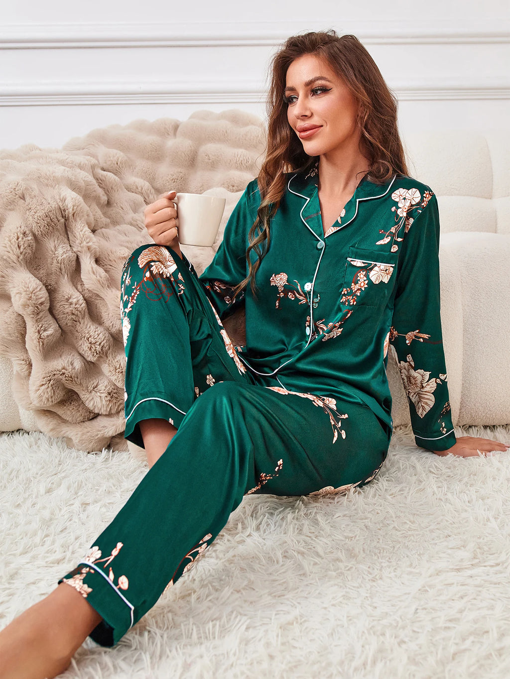 Pijama camisero de satén floral con vivos a contratono