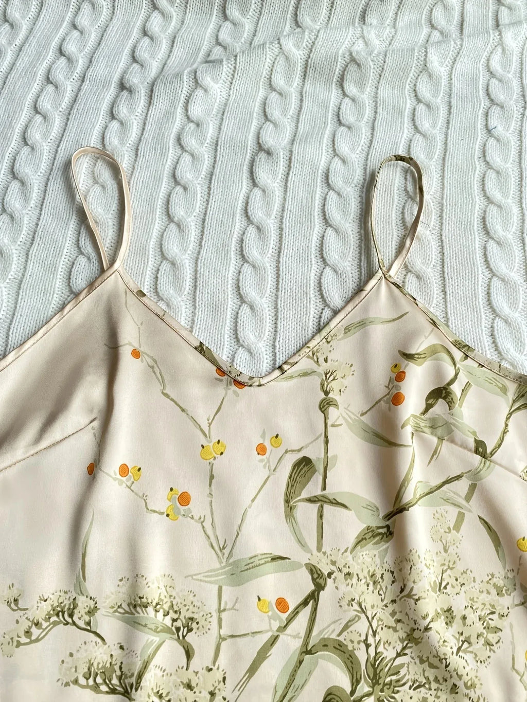 Pijama floral de breteles finos y short con volados