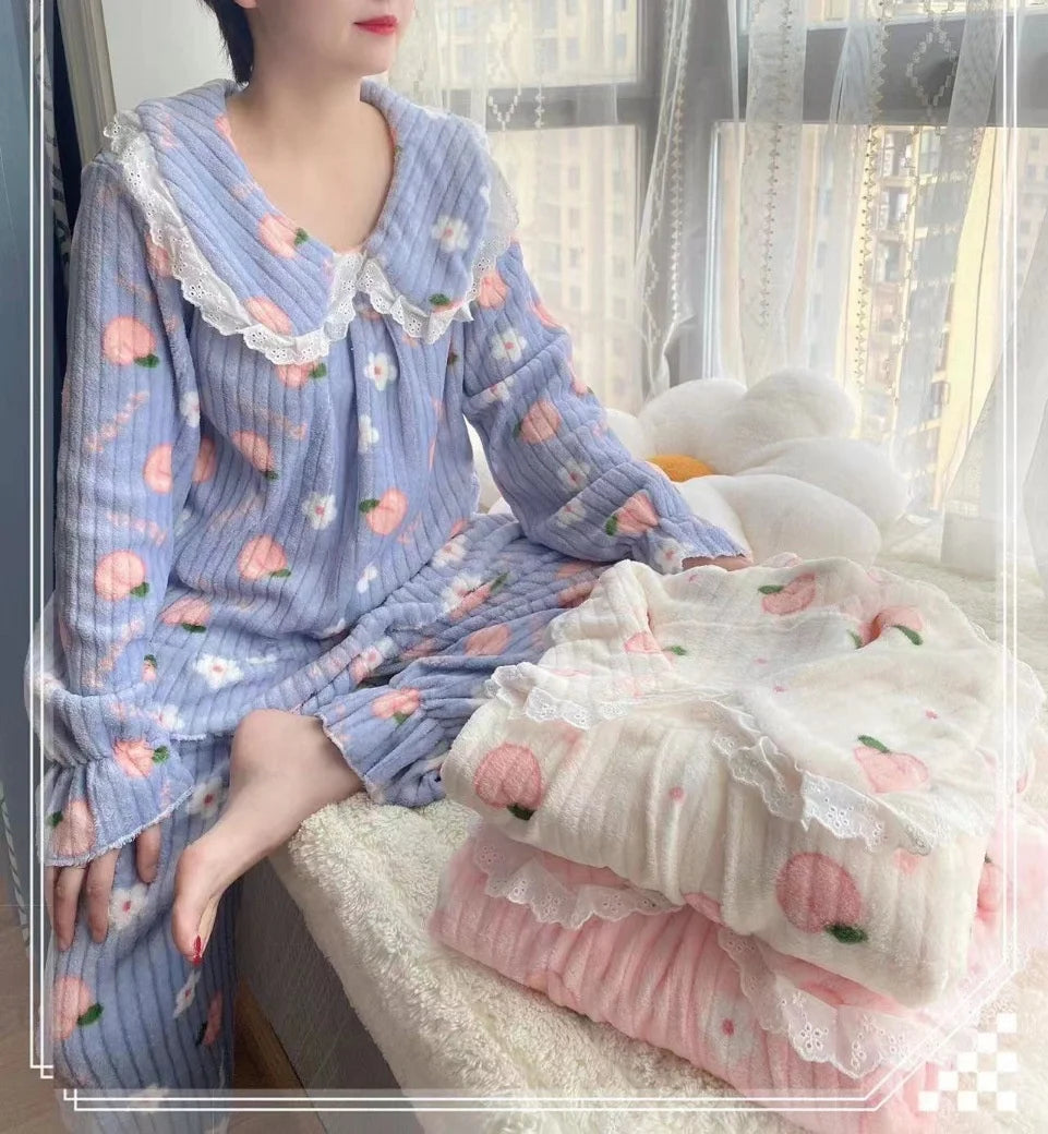 Pijama de polar coral con duraznos y cuello marinero
