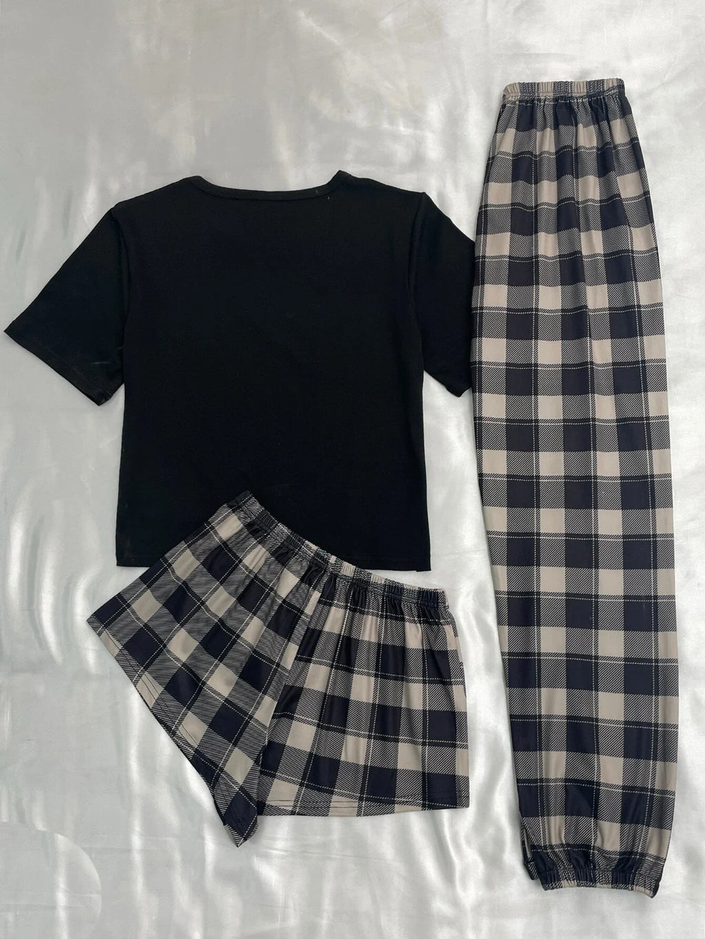 Pijama de tres piezas con remera, short y pantalón largo
