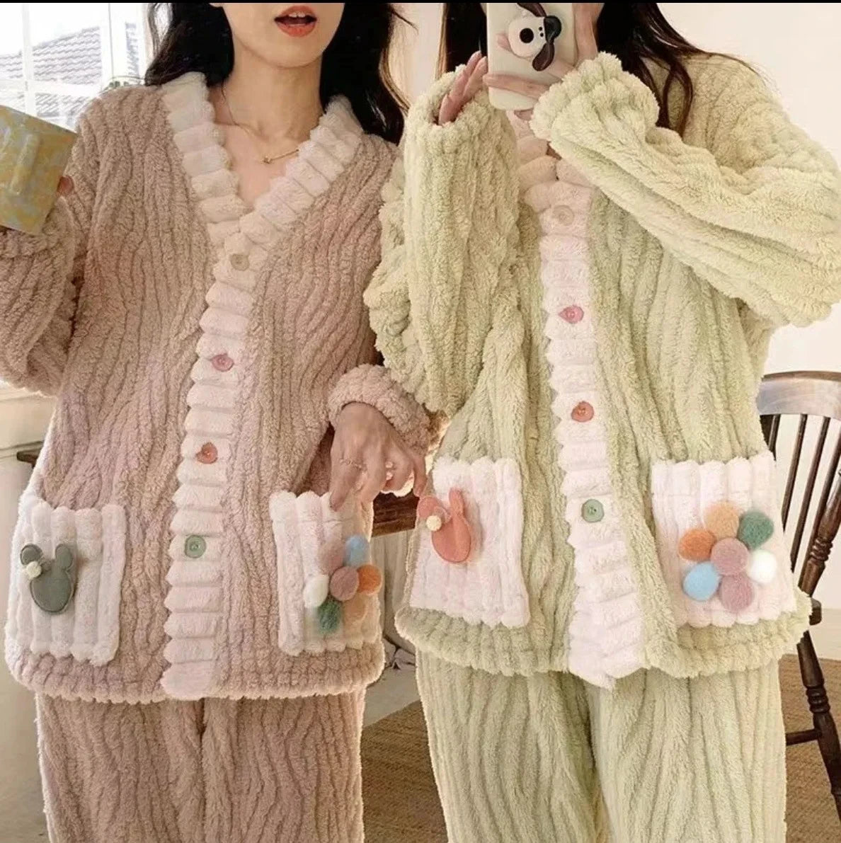 Pijama de franela floral para mujer con escote en V
