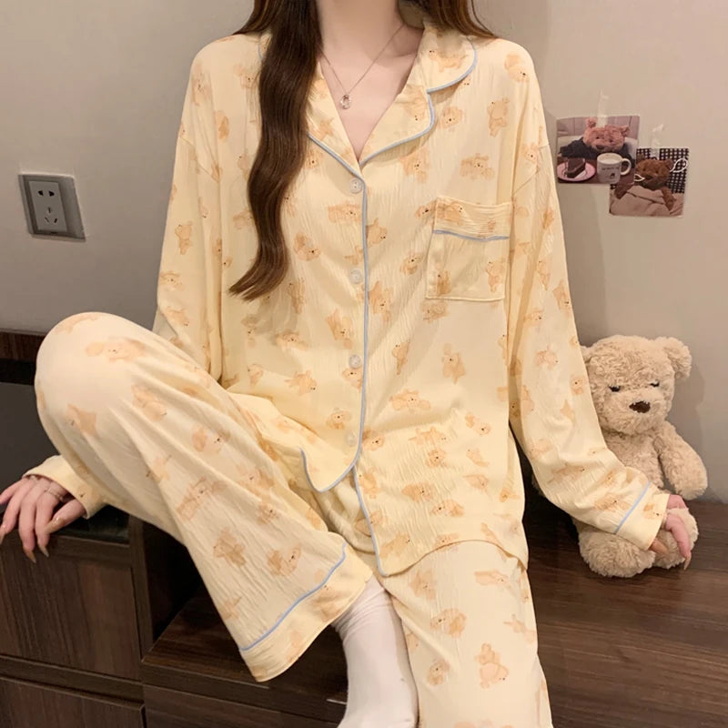 Pijama largo estampado con cuello de solapas