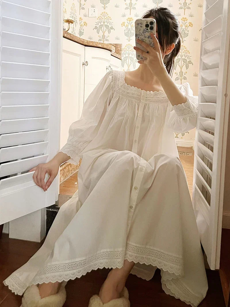 Camisón largo de cuello cuadrado con volados
