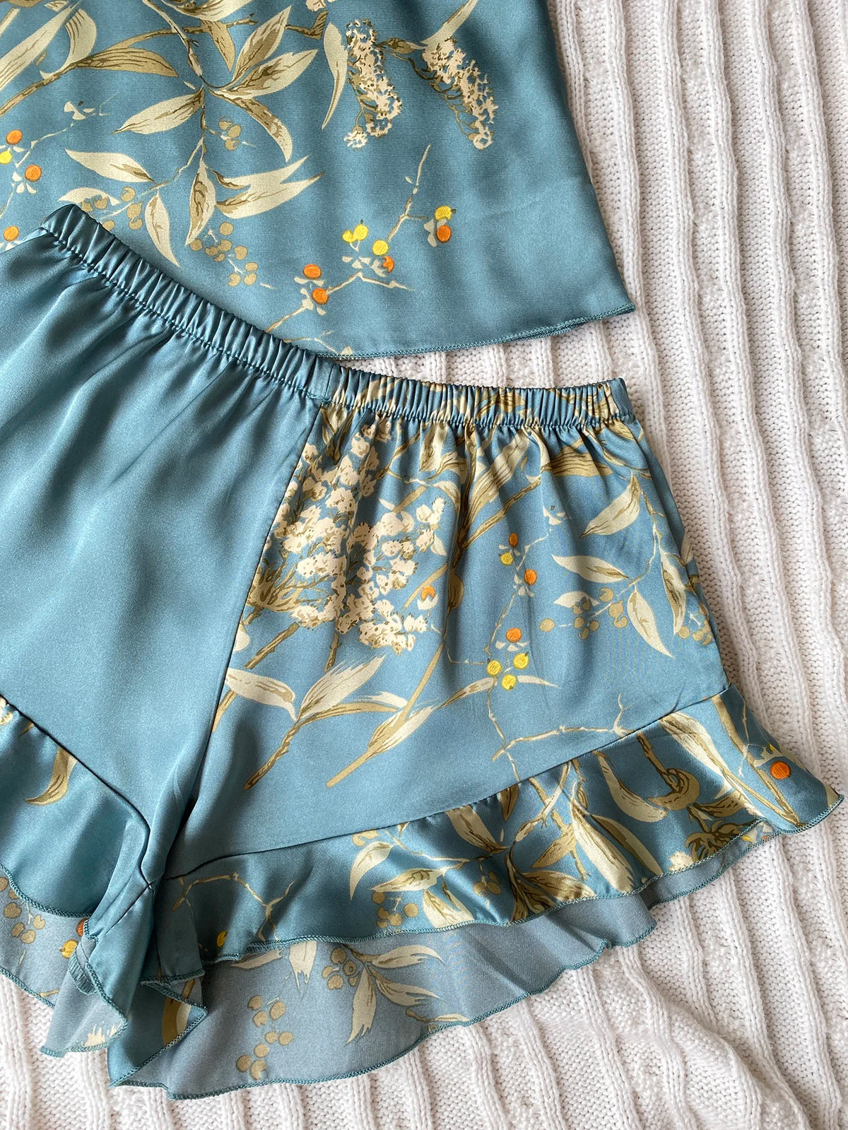 Pijama floral de breteles finos y short con volados