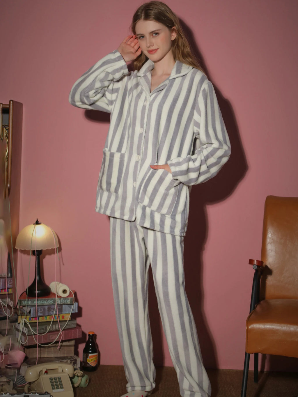 Pijama de franela a rayas para mujer con cuello camisero