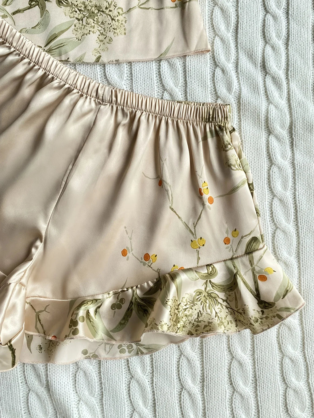 Pijama floral de breteles finos y short con volados