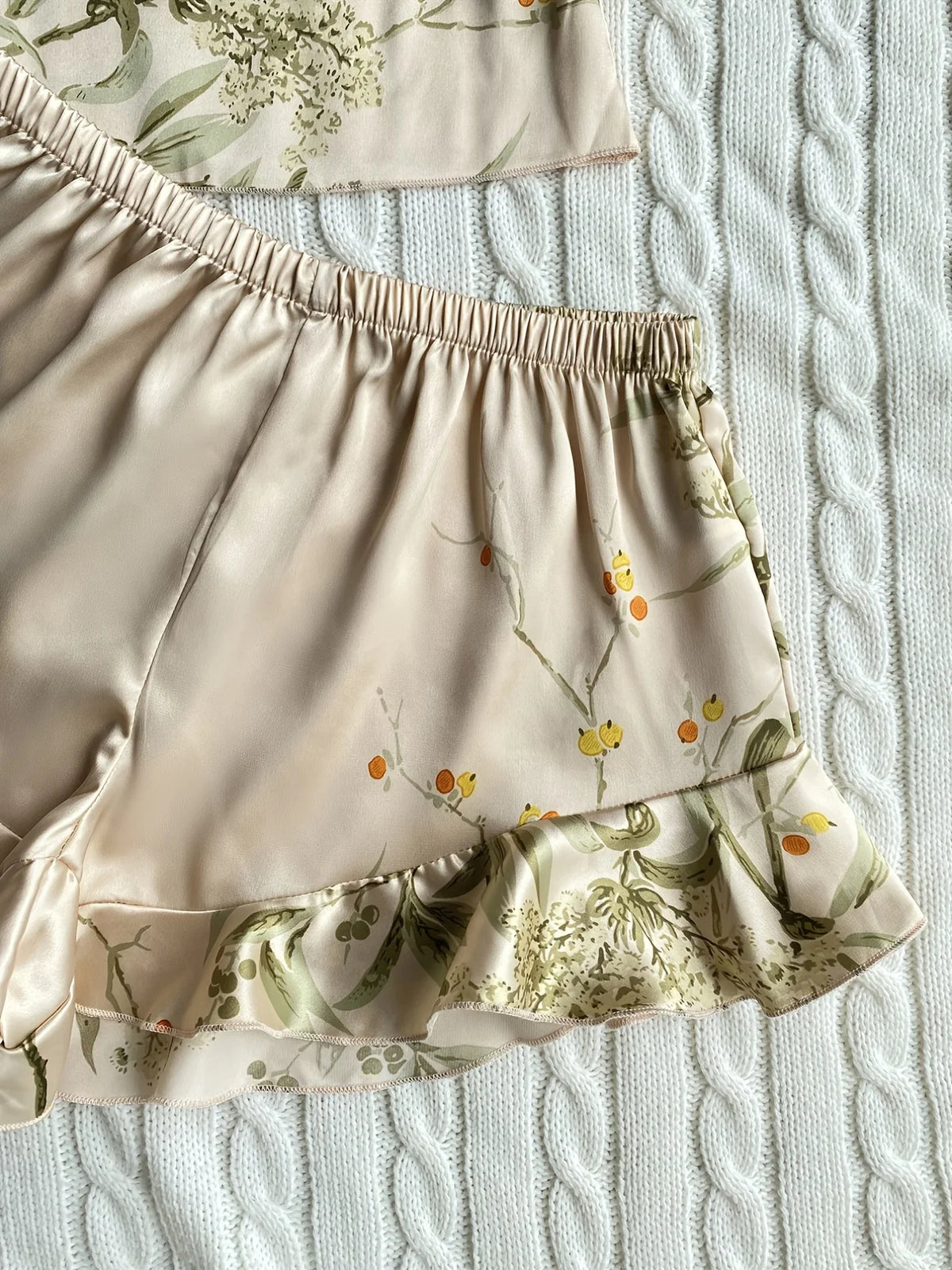 Pijama floral de breteles finos y short con volados