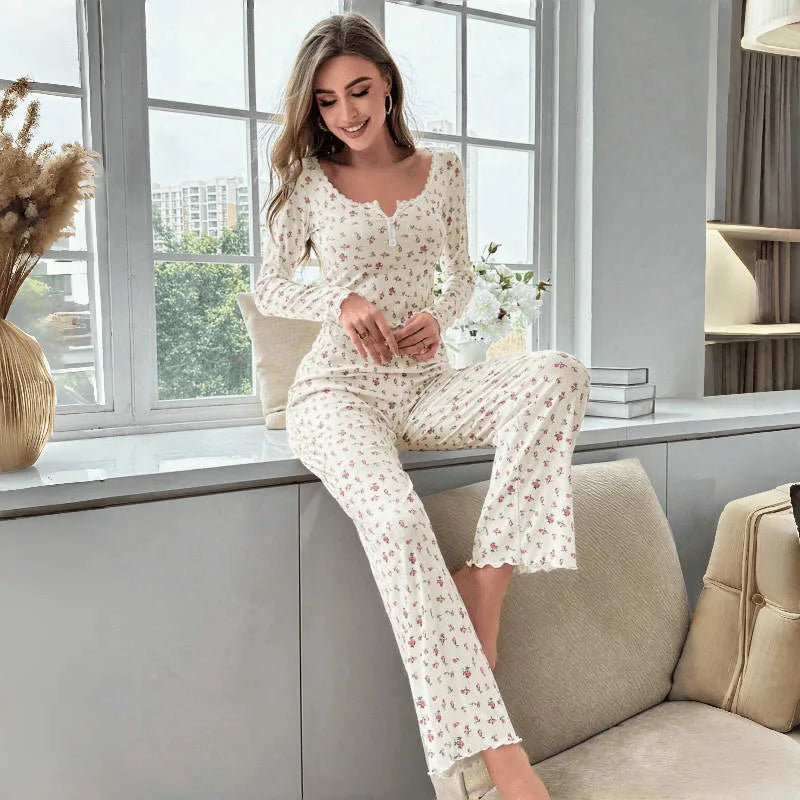 Pijama floral de manga larga con bordes ondulados