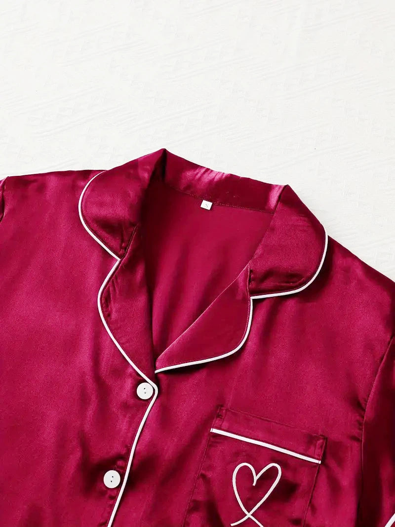 Pijama camisero corto con bolsillo y corazón bordado