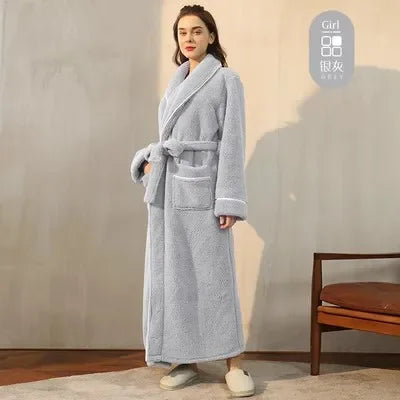 Bata larga de polar con cinturón y bolsillos