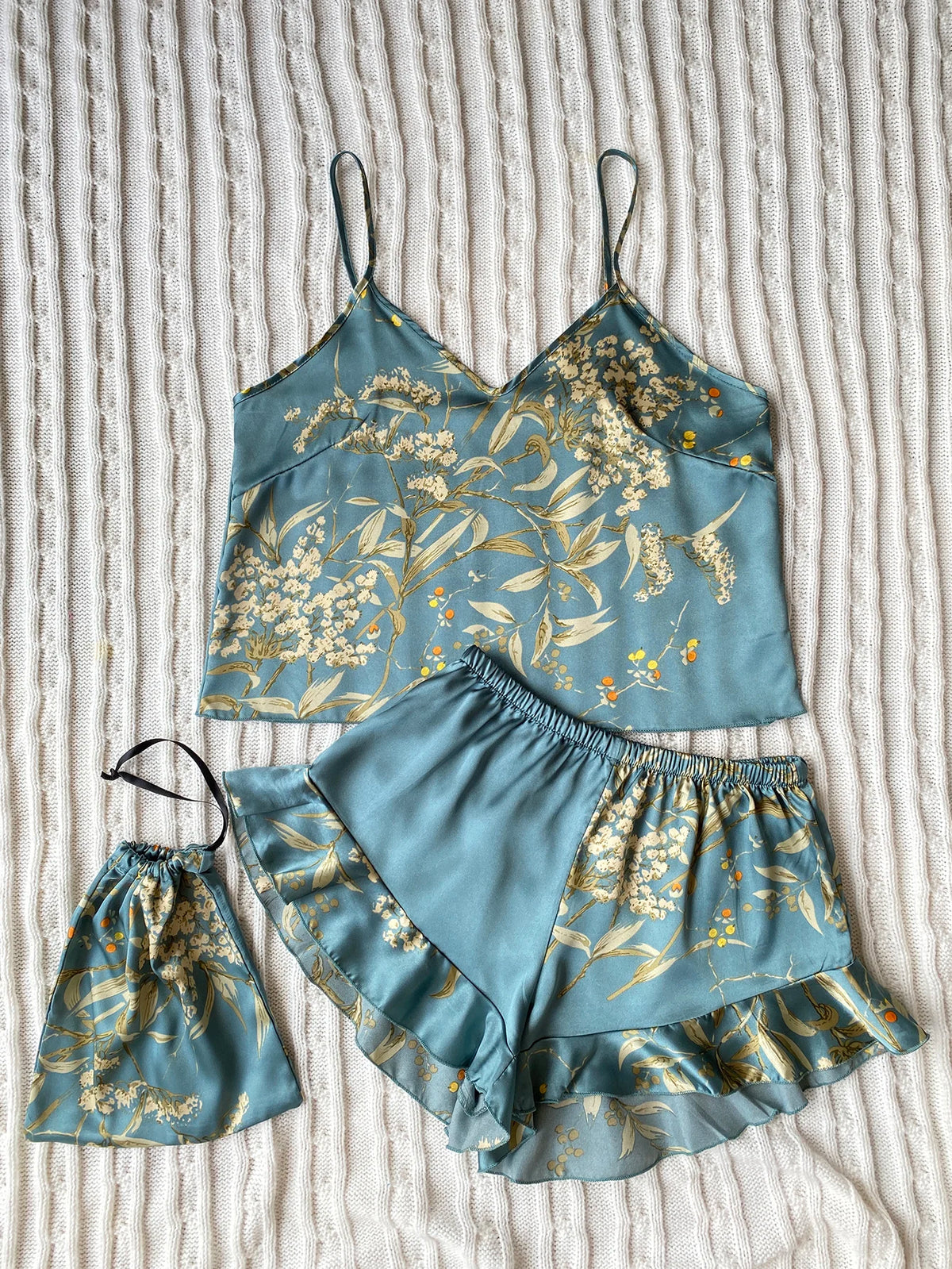 Pijama floral de breteles finos y short con volados