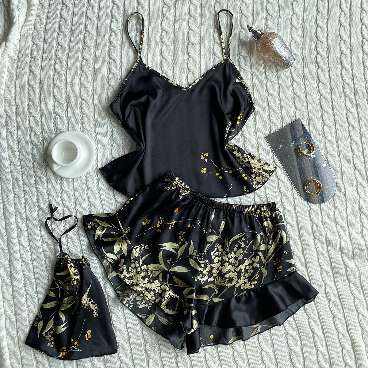 Pijama floral de breteles finos y short con volados