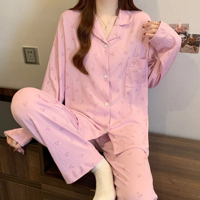 Pijama largo estampado con cuello de solapas