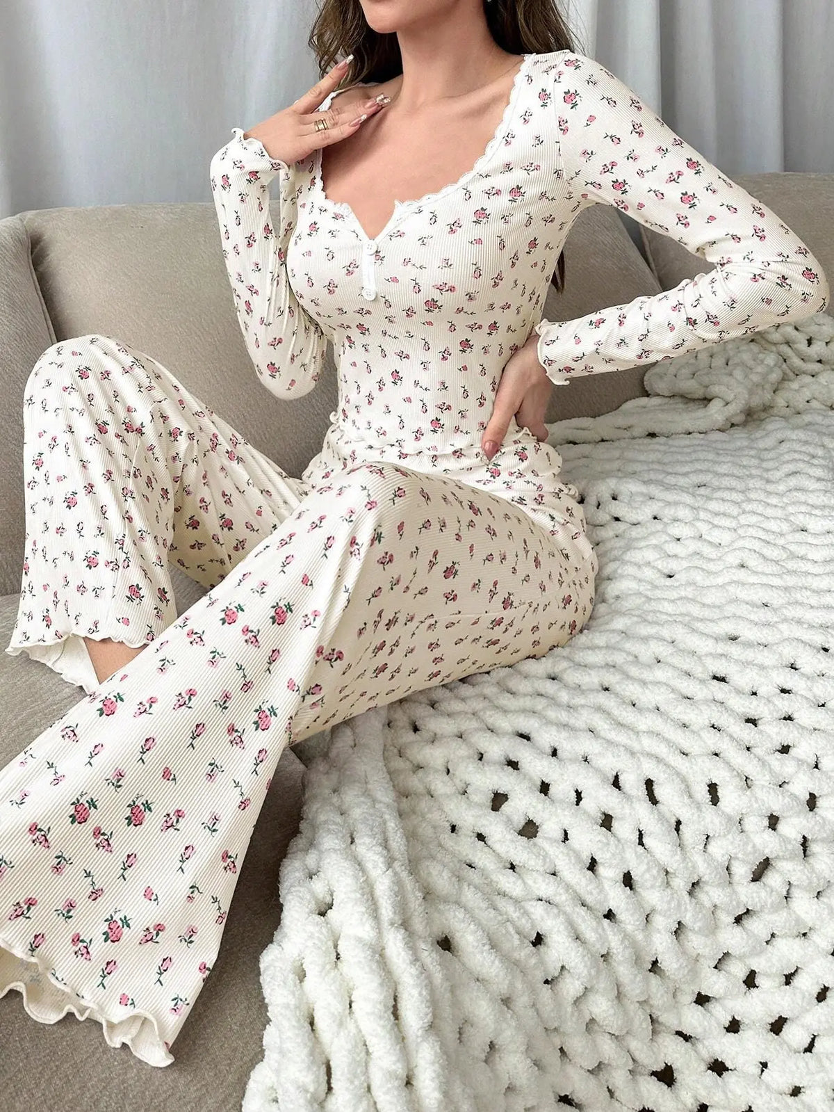 Pijama floral de manga larga con bordes ondulados