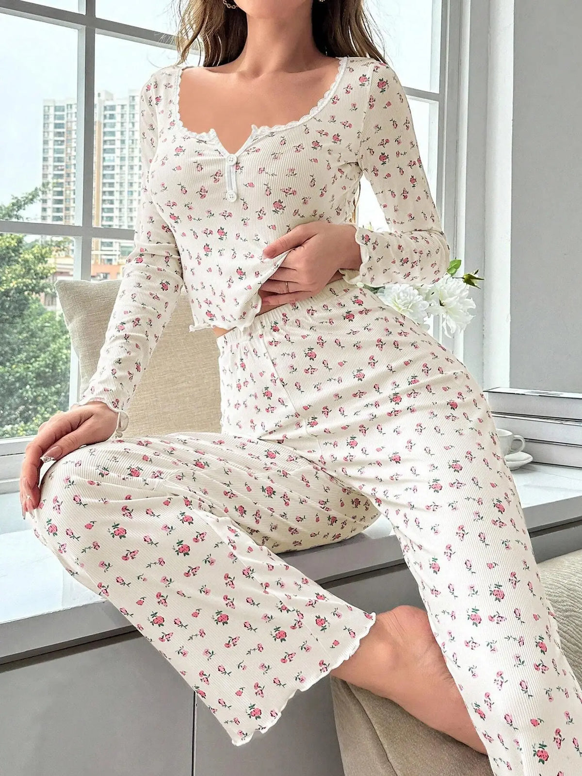 Pijama floral de manga larga con bordes ondulados