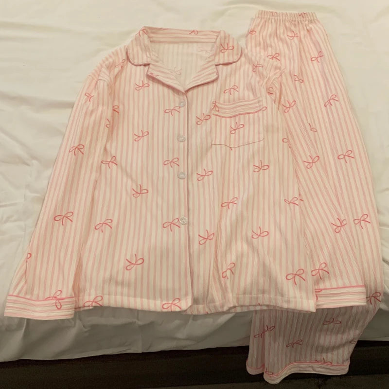 Pijama largo estampado con cuello de solapas