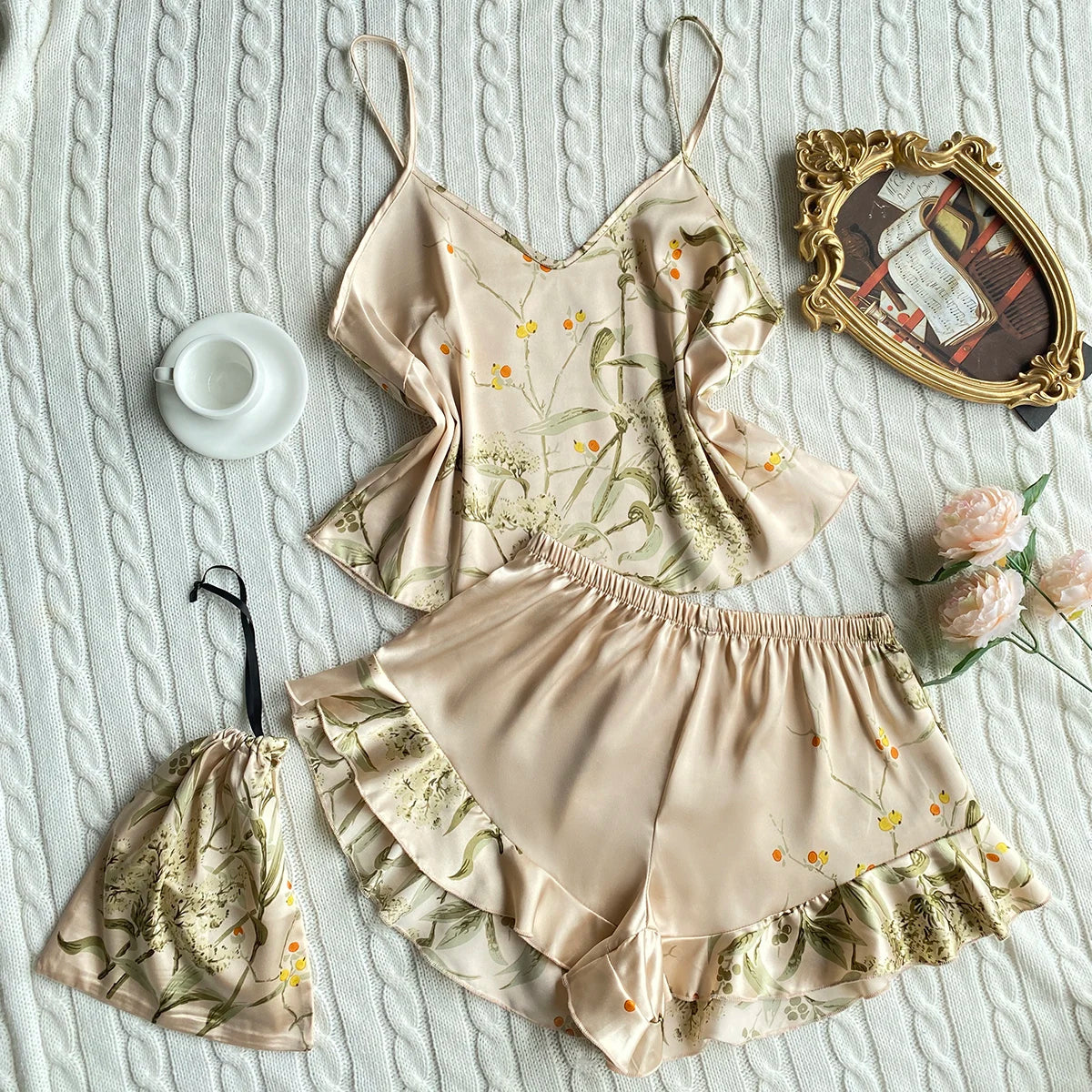 Pijama floral de breteles finos y short con volados