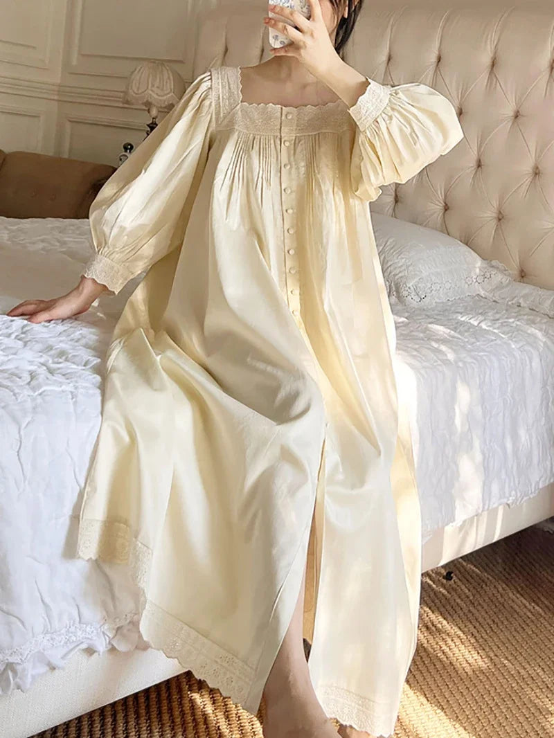Camisón largo de cuello cuadrado con volados
