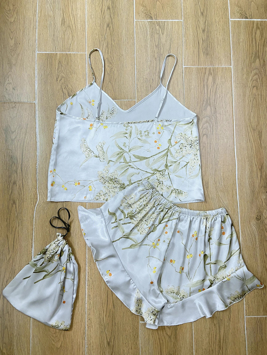 Pijama floral de breteles finos y short con volados