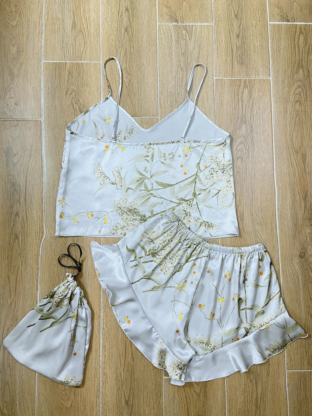 Pijama floral de breteles finos y short con volados