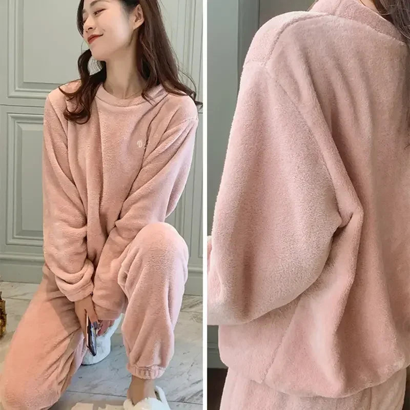 Pijama de polar para mujer con cuello redondo y letras