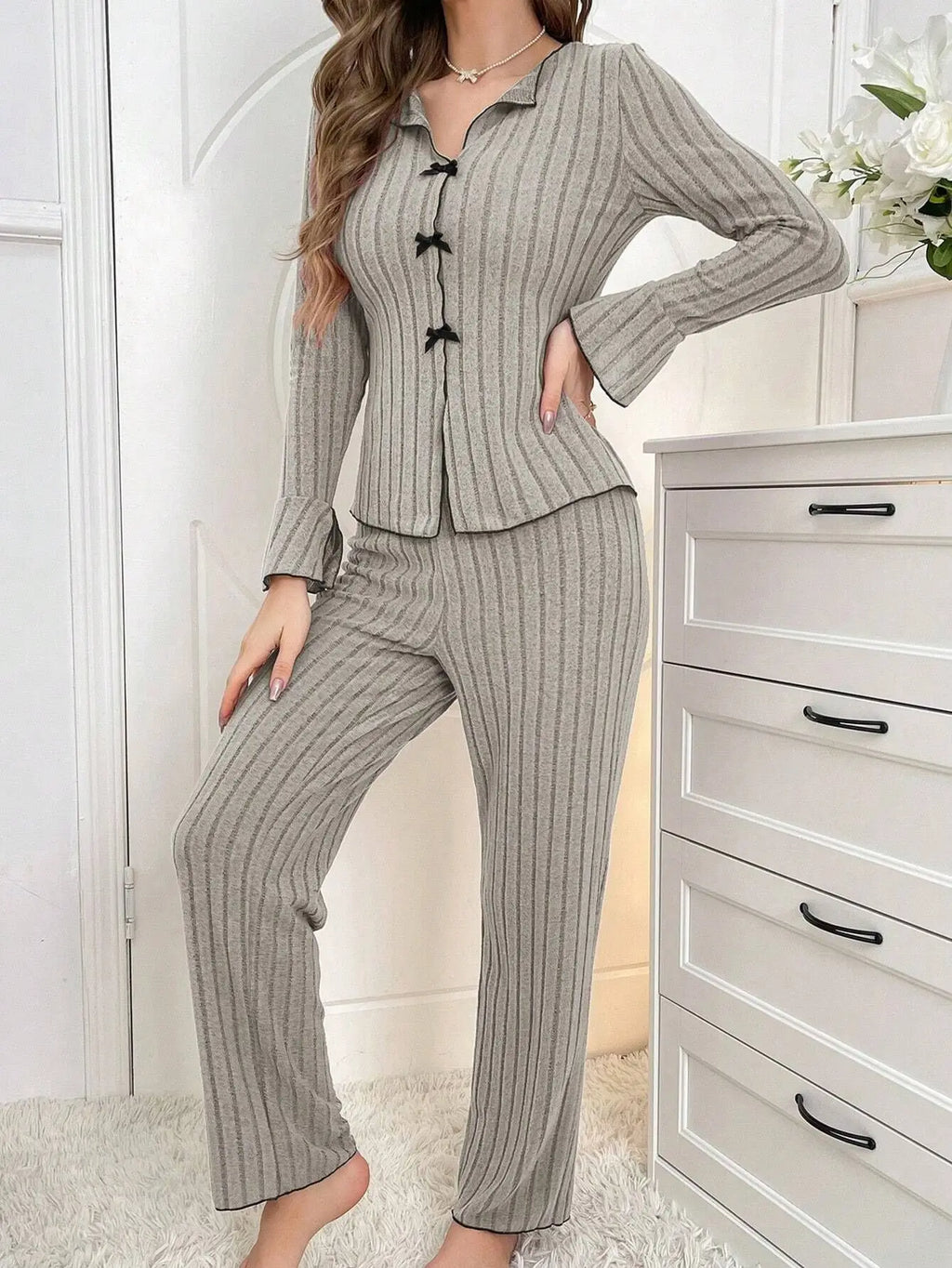 Pijama liso para mujer con detalle de moño y manga larga