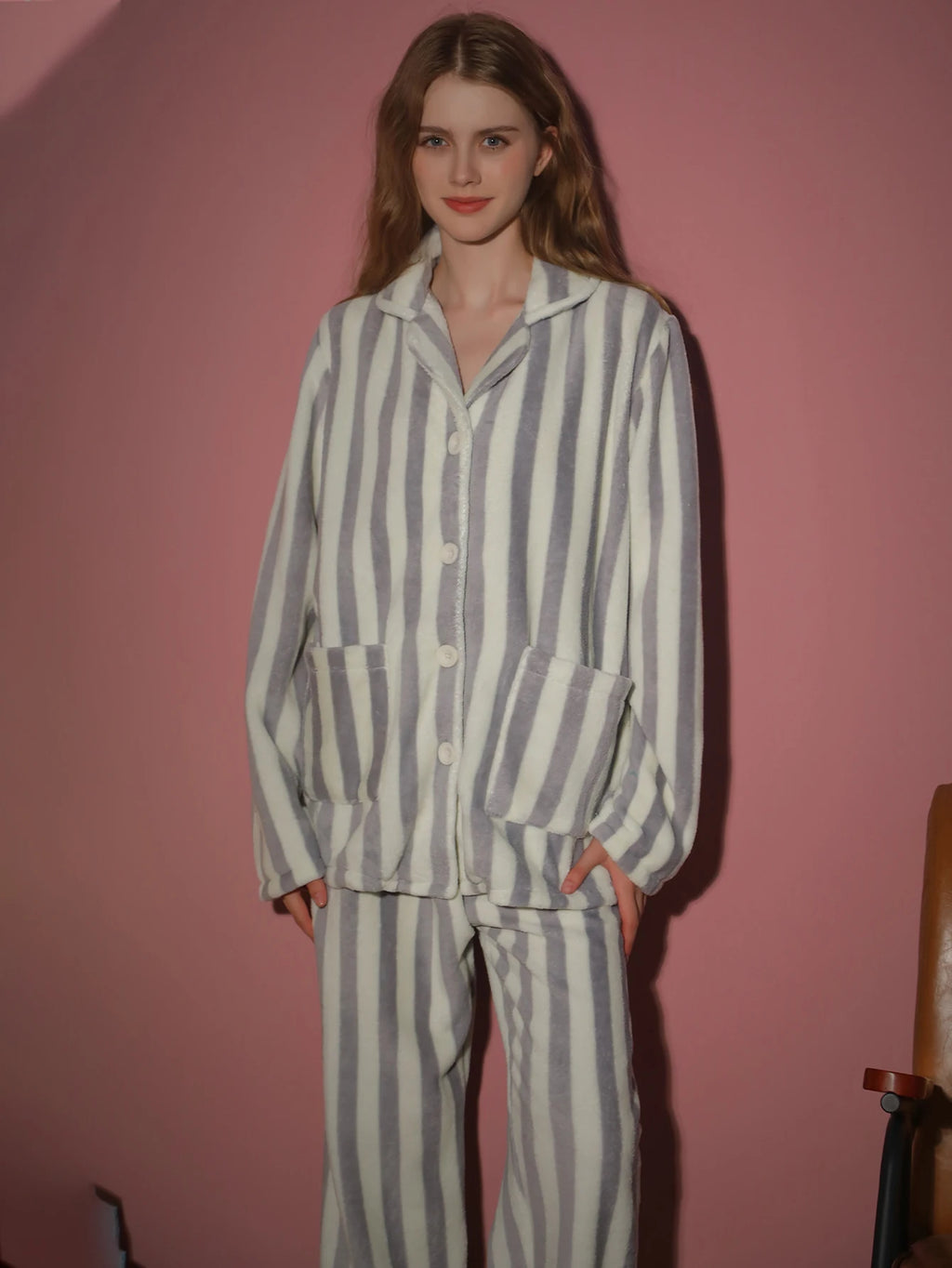 Pijama de franela a rayas para mujer con cuello camisero